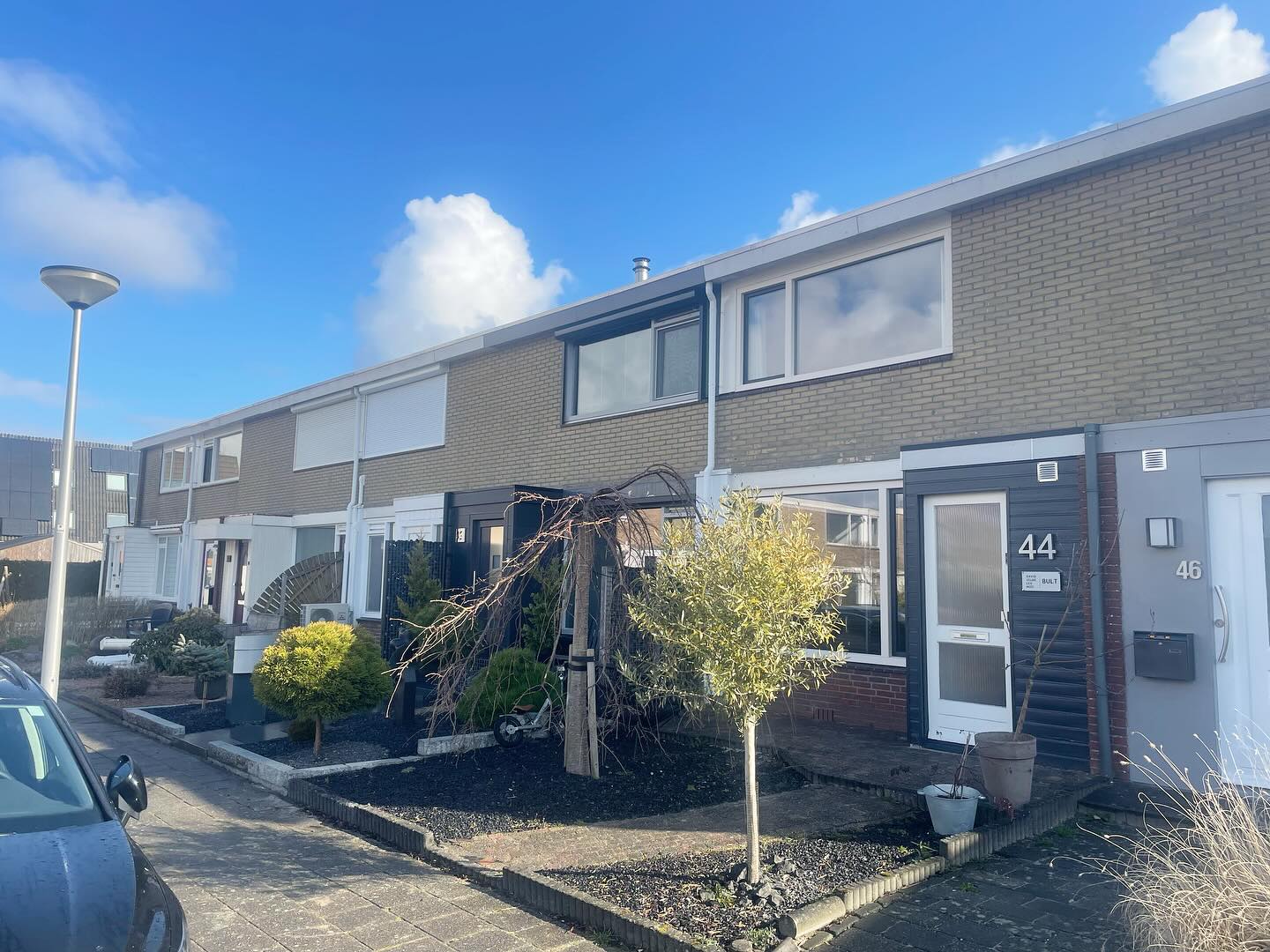 Rij woningen van gele baksteen in de zon
